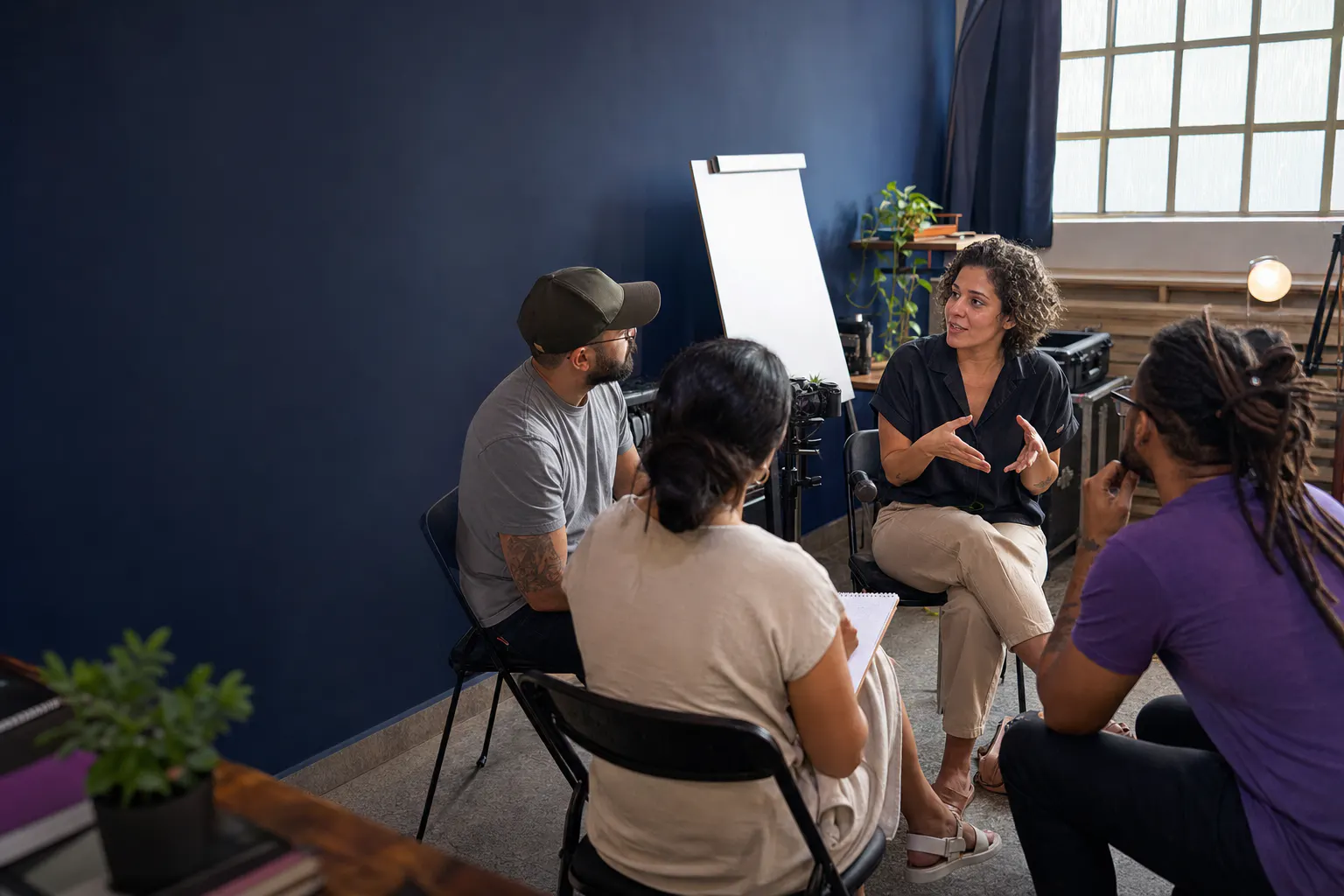 Criadores trocam perguntas e orientações em um workshop