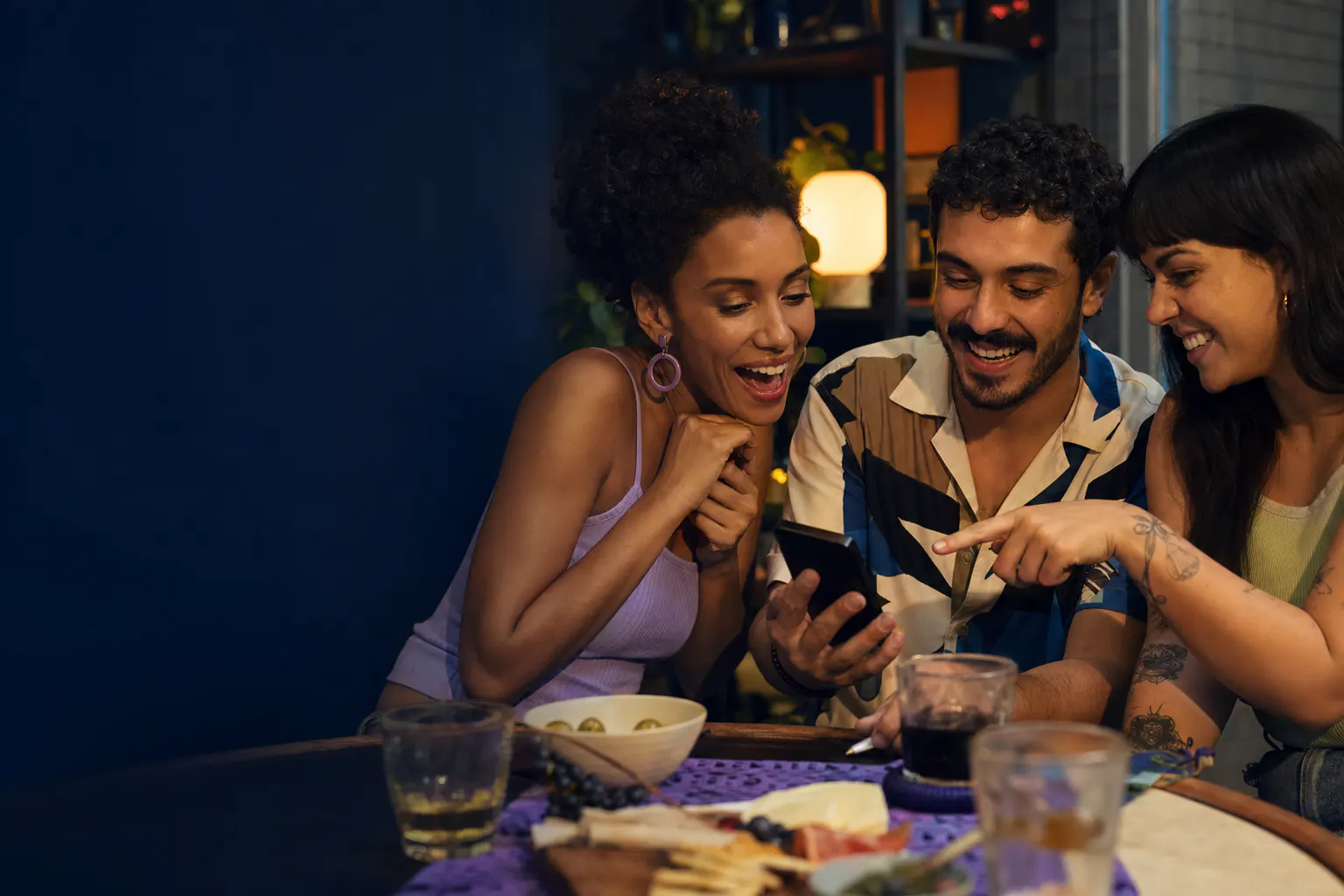 Amigos apoiam juntos um criador durante uma transmissão