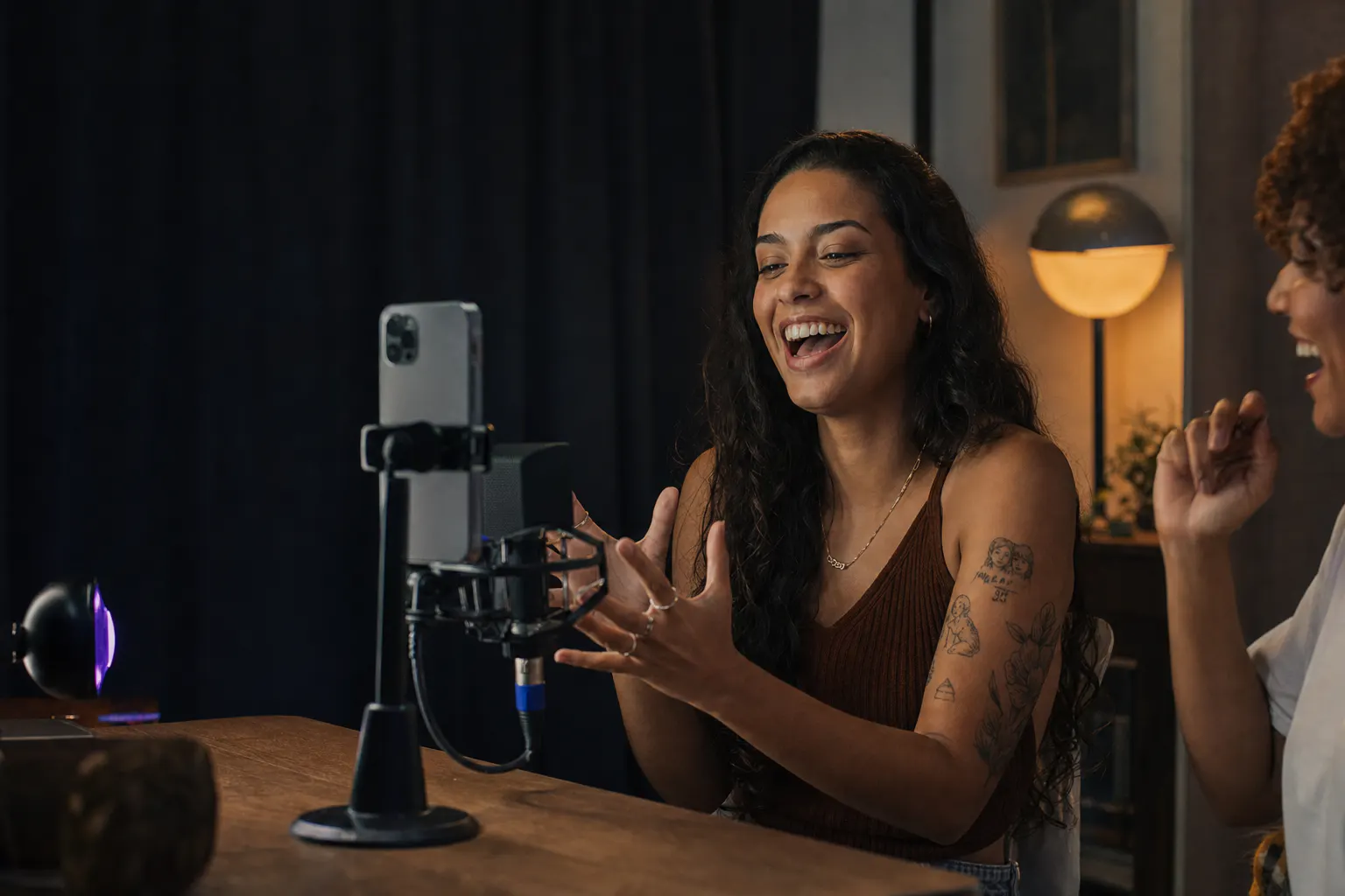 Criadora conversa com sua comunidade durante uma transmissão