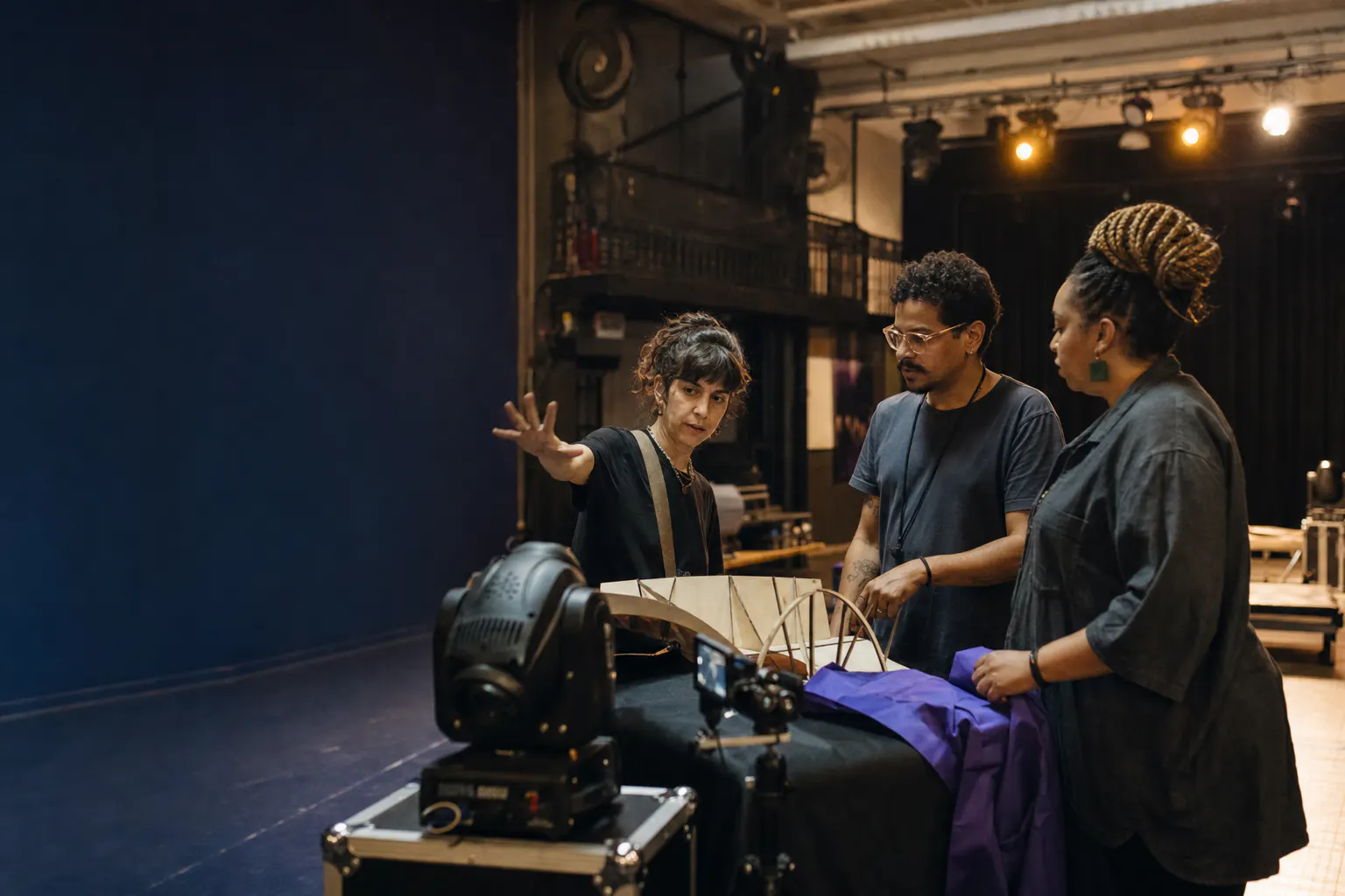 Equipe prepara uma experiência de conteúdo em um espaço cultural